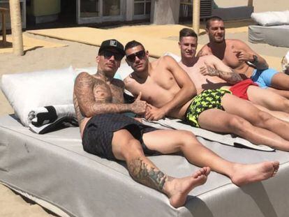 Alexis, Theo Hernandez y Vigaray en una foto publicada en las redes sociales.