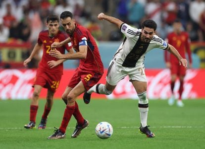 Busquets disputa el balón con Gundogan durante el partido entre España y Alemania.