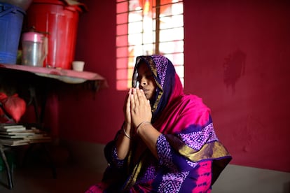 Monowara Begum reza en una pequeña habitación del burdel de Kandapara, en Tangail.