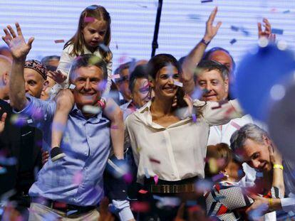 Mauricio Macri, con su hija Antonia sobre sus hombros y su esposa, Juliana Awada, celebran su victoria el pasado en la segunda vuelta de las elecciones de Argentina el pasado domingo en Buenos Aires.