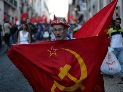 Un militante comunista en una manifestaci&oacute;n del PCP el pasado 3 de julio.