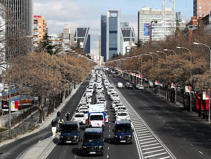 Concentración de taxistas en el paseo de la Castellana de Madrid, para protestar por el nuevo reglamento que quiere aprobar la Comunidad de Madrid, el 15 de febrero de 2023.