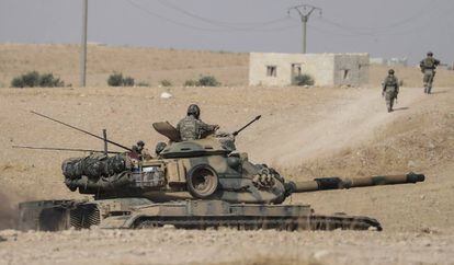 Tropas y tanques turcos patrullan este martes cerca de la ciudad siria de Manbij.
