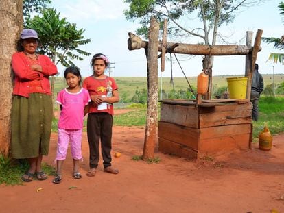 amilia rural junto a un pozo de agua potable en Paraguay.
