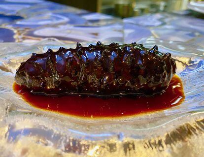 Pepino de mar relleno de gambas con salsa de marisco en el restaurante Luke en Madrid. J.C.CAPEL