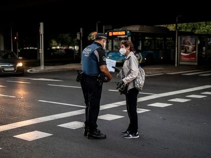 Controles de la Policia Local de Madrid, este lunes en Puente de Vallecas, para comprobar, de manera aleatoria, que la gente que esta en la calle lo hace por una causa justificada.