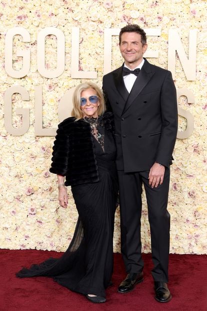 Bradley Cooper, nominado a mejor actor y mejor director por 'Maestro', acudió a la gala acompañado de su madre, Gloria Campano. Él vistió un esmoquin de Louis Vuitton.