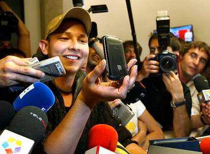 Carlos A. Rodríguez, de 19 años, colombiano, fue el primero en comprar ayer el iPhone en la tienda de Telefónica de la Gran Vía de Madrid.
uly martín