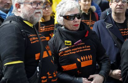 Concentración de miembros sindicales franceses, afuera de una corte criminal en París, el pasado lunes.
