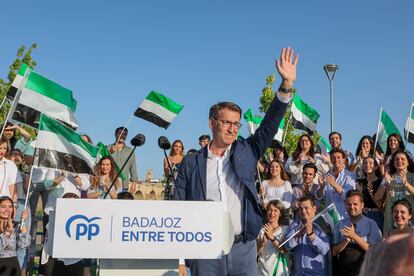 El presidente del PP, Alberto Núñez Feijóo, participa en un acto político, este jueves en Badajoz. 
