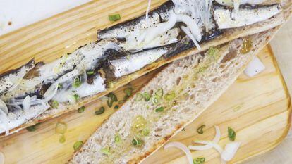 Bocata de sardinas Frinsa con cebolleta.