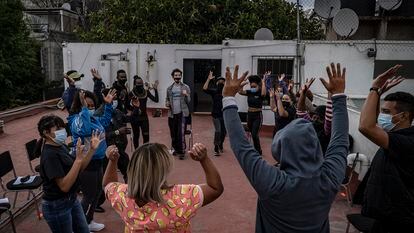 Un grupo de migrantes centroamericanos toma un taller de teatro en la Casa Refugio Citlaltépetl de Ciudad de México.