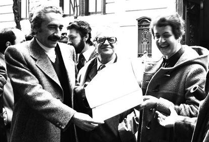 Armando López Salinas, a la izquierda, entrega la documentación del PCE en la sede de Gobernación en febrero de 1977.