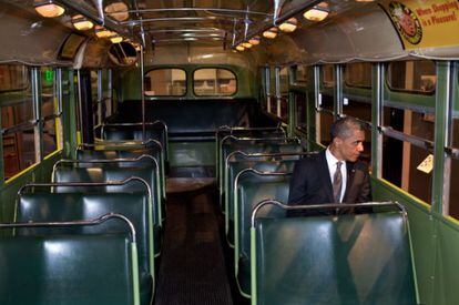 El presidente norteamericano, Barack Obama, en el autob&uacute;s del que fue expulsada la activista afroamericana Rosa Parks. 