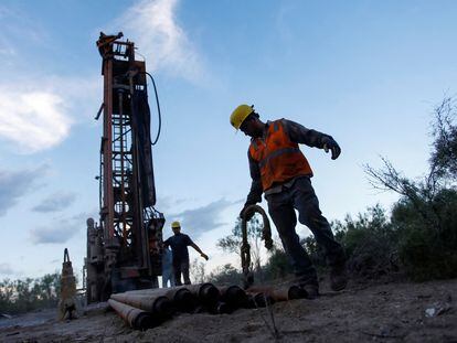 Dos rescatistas trabajan para recuperar los cuerpos de los mineros atrapados en Sabinas, en el Estado Coahuila, en agosto de 2022.