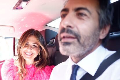 The journalist Nuria Roca and the writer Juan del Val, companions of Tamara Flacó in 'El Hormiguero', upon their arrival at the wedding.