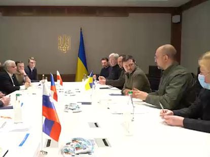 Un momento de la reunión que mantuvieron el martes en Kiev los primeros ministros polaco, checo y esloveno con el presidente de Ucrania.