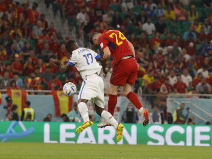 Laporte disputaba un balón aéreo frente a un delantero de Costa Rica.