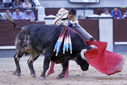 José María Manzanares torea al natural el quinto toro de la tarde ayer en la Feria de San Isidro.