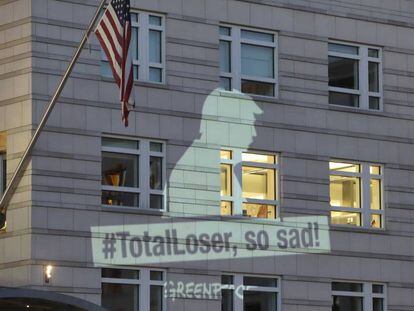 Proyección de Greenpeace crítica con Trump ("perdedor total, triste", imitando su estulo en Twitter) en la embajada estadounidense de Berlín.