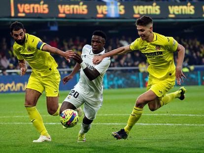 Vinicius, entre Albiol y Foyth.