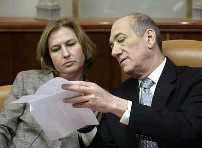 El primer ministro israelí, Ehud Olmert, habla con la ministra de Exteriores, Tzipi Livni, en la reunión de Gabinete de ayer.