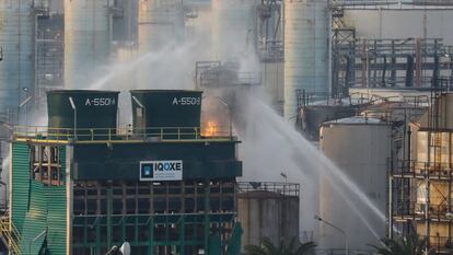 Bomberos rocían agua después de que estallara un incendio en una petroquímica de Tarragona el 15 de enero de 2020.