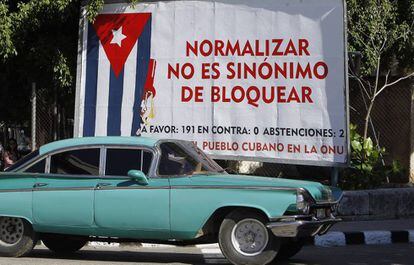 Un cartel alusivo al bloqueo de EEUU contra Cuba, en La Habana.