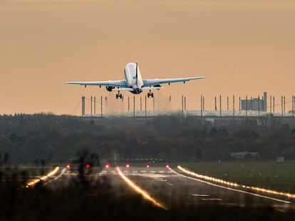 Un Airbus de la compañía Eurowings despega en el aeropuerto de Hamburgo.