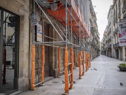Edificio de viviendas en rehabilitación en Barcelona.
