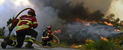 Bomberos trabajan en la extinci&oacute;n de un incendio la pasada semana.