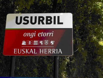 Cartel con el escudo de Navarra colocado a la entrada del municipio guipuzcoano de Usurbil.