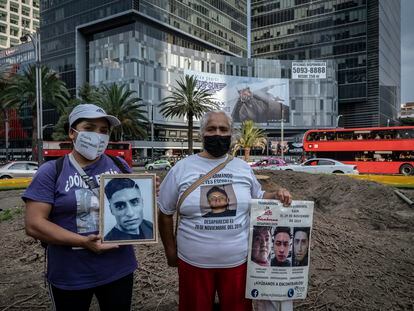 Familiares de desaparecidos se congregaron en la glorieta de la palma de Ciudad de México con la finalidad de renombrarla "Glorieta de las y los desaparecidos".