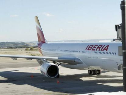 Avión de Iberia, en la T4 del aeropuerto de Barajas.