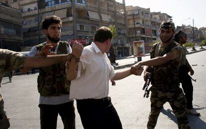 Miembros del Ej&eacute;rcito Libre de Siria arrestan a un hombre que alega pertenecer a los &#039;shabiha&#039;. 