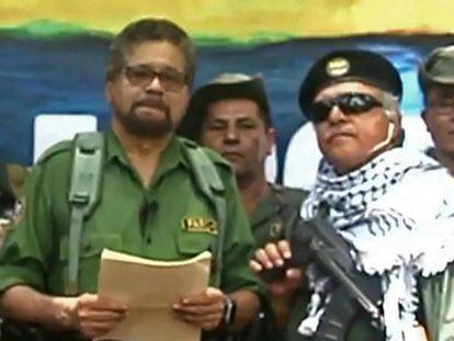 Los disidentes de las FARC Iván Márquez y Jesús Santrich. Detrás de ellos, 'Romaña'.