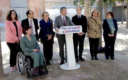Jaume Collboni, en el centro, junto con concejales del PSC en el Consistorio de Barcelona.