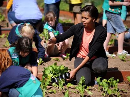 Michelle Obama, ayer, plantando hortalizas con un grupo de ni&ntilde;os en el huerto de la Casa Blanca. 