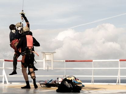 Un migrante que necesita atención médica urgente es preparado para ser izado por un helicóptero del ejército francés desde el barco de rescate 'Ocean Viking', el 10 de noviembre de 2022 en el mar Tirreno, entre Italia y la isla de Córcega.