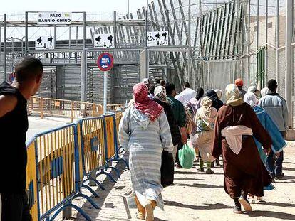 Mujeres marroquíes dirigiéndose ayer hacia Melilla a través de la frontera de Barrio Chino.