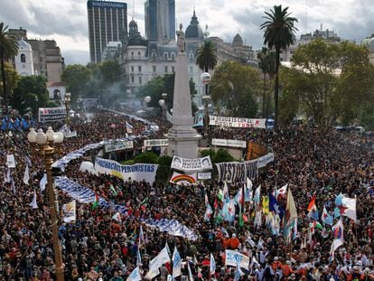 Manifestantes conmemoran en la Plaza de Mayo un nuevo aniversario del golpe militar del 24 de marzo de 1976, este jueves en Buenos Aires.
