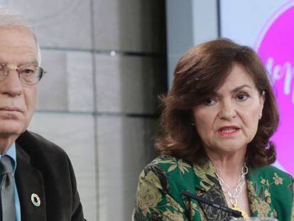 La vicepresidenta del Gobierno, Carmen Calvo, y el ministro de Asuntos Exteriores, Josep Borrell, durante la rueda de prensa tras la reunión del último Consejo de Ministros.