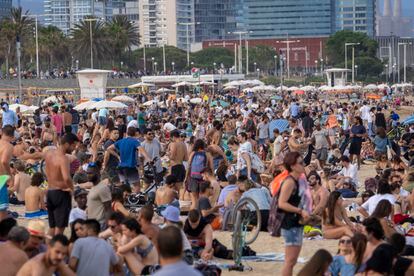 Aglomeración de personas el domingo en una playa de Barcelona.
