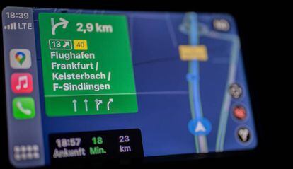 Aplicación de mapas en un coche con CarPlay.
