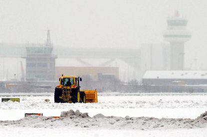 El aeropuerto londinense de Gatwick lleva varias horas cerrado debido a las fuertes nevadas y la poca visibilidad