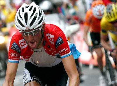 Frank Schleck, poco antes de cruzar la meta y arrebatar a Cadel Evans el <i>maillot</i> amarillo.