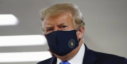 En la imagen, el presidente de EE UU Donald Trump la primera vez que llevó puesta la mascarilla durante la pandemia, en su visita al Hospital Militar de Bethesda (Maryland). 