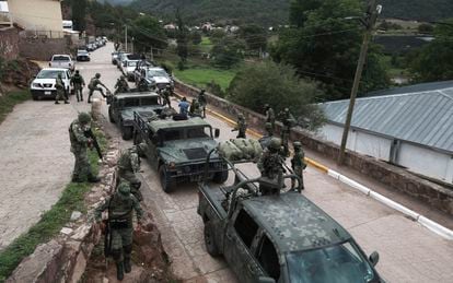 Este miércoles, vehículos del ejército arriban a Cerocahui, el poblado en el municipio de Urique, Chihuahua, donde fueron asesinados los dos sacerdotes jesuitas y el guía turístico.