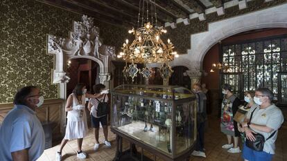 Primeres visites a la Casa Amatller de Barcelona, aquest dimecres, després de cinc mesos tancada.