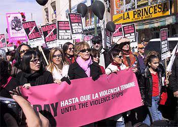 Jane Fonda, con gafas y bufanda rosa, y Sally Field, a su izquierda, durante la protesta en Ciudad Juárez.